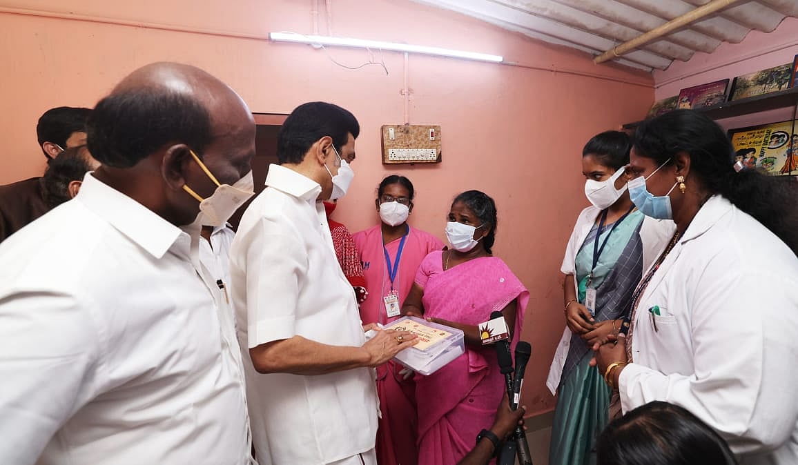 மக்களைத்தேடி மருத்துவம்: பயனாளியின் வீட்டுக்கே சென்று மருந்து பெட்டகம் வழங்கிய முதலமைச்சர் மு.க.ஸ்டாலின்!