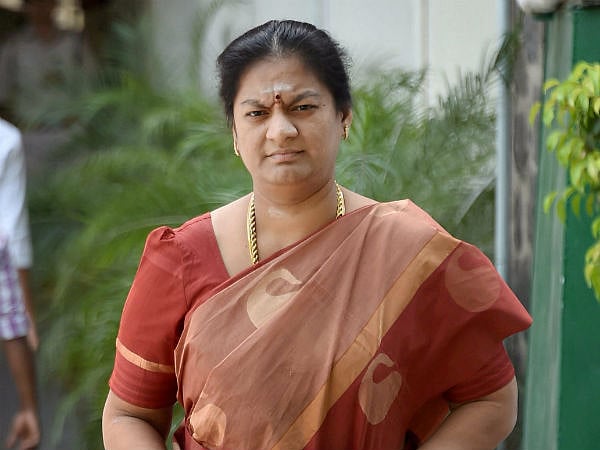 அரைகுறை ஆடையுடன் குடித்துவிட்டு மர்மநபர் ரகளை.. சசிகலா புஷ்பா மீது கணவர் புகார் - நடந்தது என்ன?