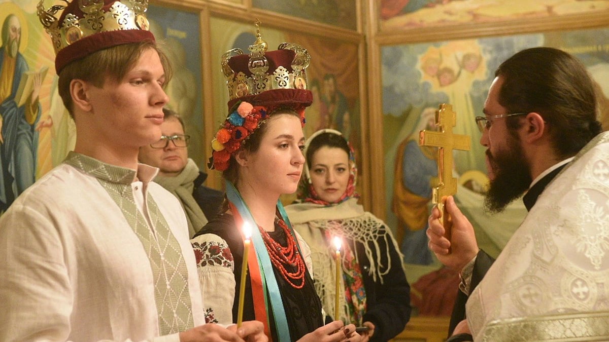 குண்டுகள் முழங்க போருக்கு நடுவில் திருமணம் - உக்ரைன் காதல் ஜோடிகளின் நெகிழ்ச்சி சம்பவம்!