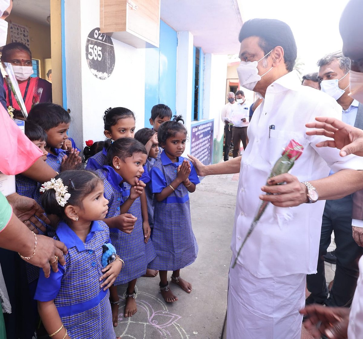 மக்களைத்தேடி மருத்துவம்: பயனாளியின் வீட்டுக்கே சென்று மருந்து பெட்டகம் வழங்கிய முதலமைச்சர் மு.க.ஸ்டாலின்!