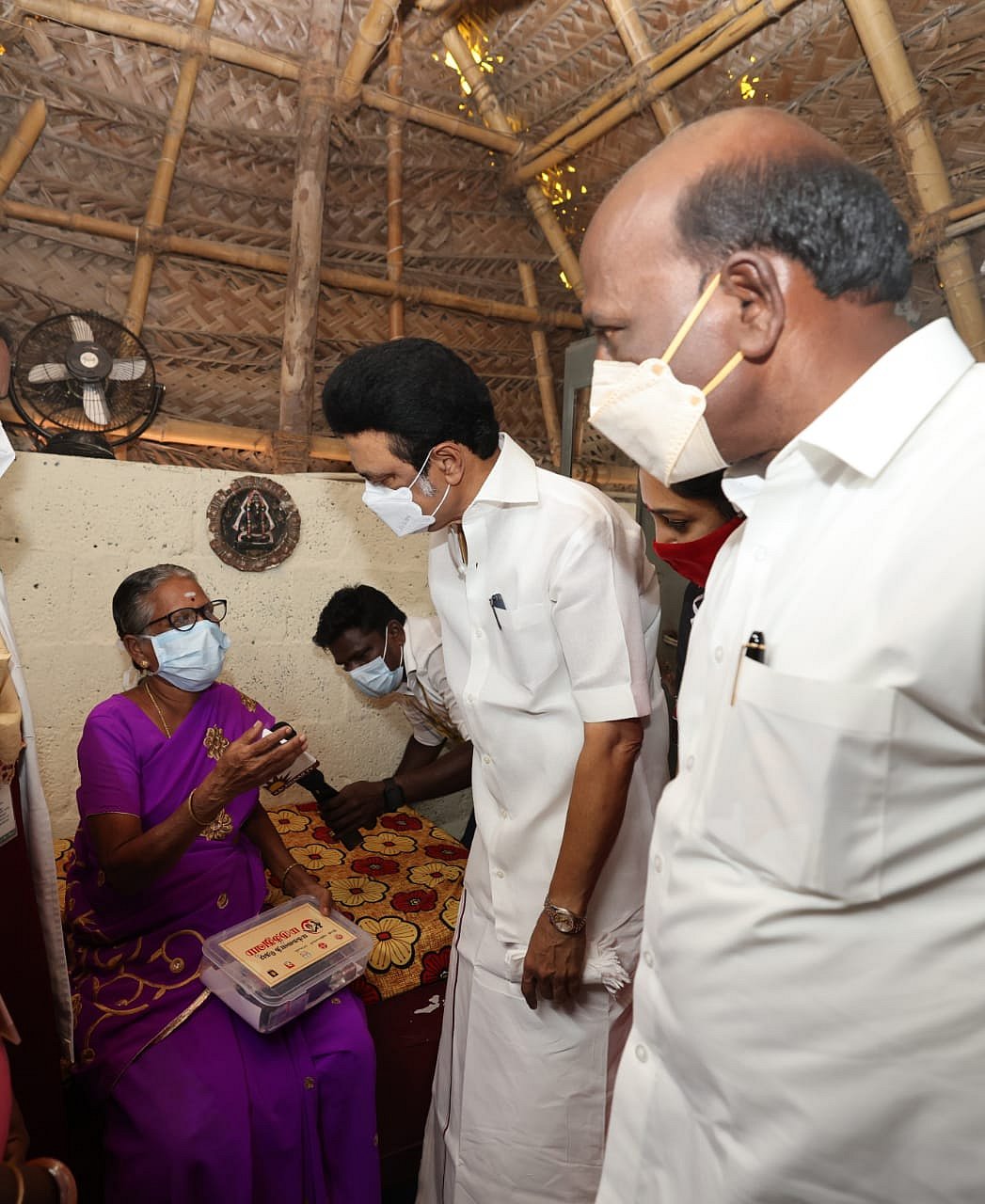 மக்களைத்தேடி மருத்துவம்: பயனாளியின் வீட்டுக்கே சென்று மருந்து பெட்டகம் வழங்கிய முதலமைச்சர் மு.க.ஸ்டாலின்!