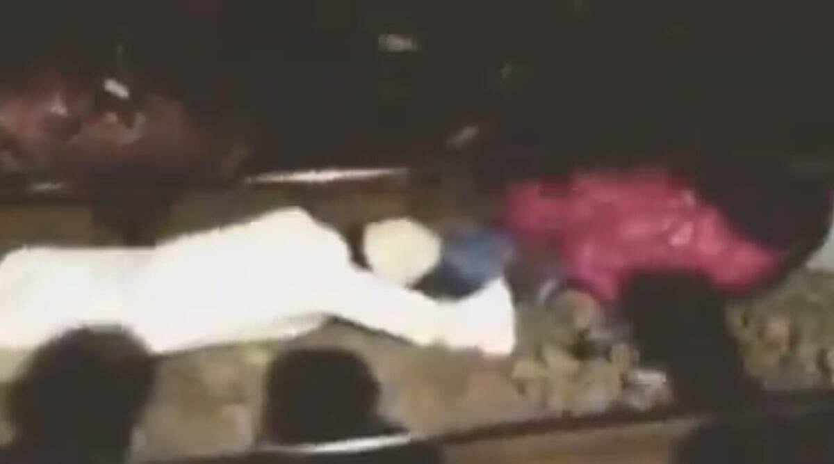 அதிவேகத்தில் வந்த சரக்கு ரயில்.. தண்டவாளத்தில் தவறி விழுந்த சிறுமியை காப்பாற்றிய இஸ்லாமிய இளைஞர்! (Video)