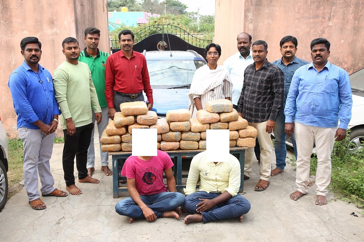 காரில் வைத்து பண்டல் பண்டலாக கஞ்சா கடத்தல்; அதிரடியில் இறங்கிய போதைப்பொருள் தடுப்புப்பிரிவு போலிஸ்!