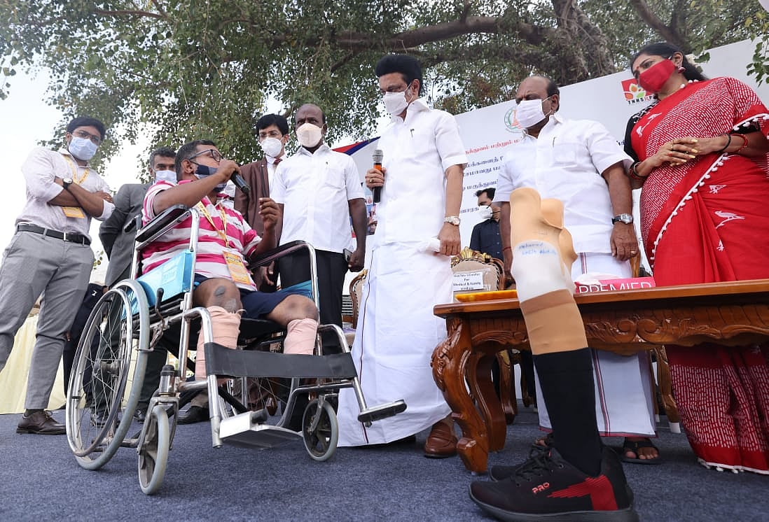 மக்களைத்தேடி மருத்துவம்: பயனாளியின் வீட்டுக்கே சென்று மருந்து பெட்டகம் வழங்கிய முதலமைச்சர் மு.க.ஸ்டாலின்!