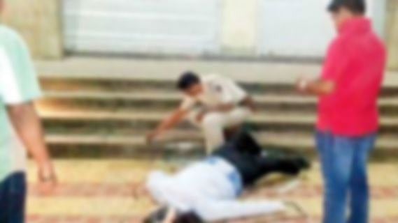 மகனுடன் சேர்ந்து கணவனை 7வது மாடியிலிருந்து தூக்கி வீசிவிட்டு நாடகமாடிய மனைவி.. மும்பையில் பகீர் சம்பவம்!