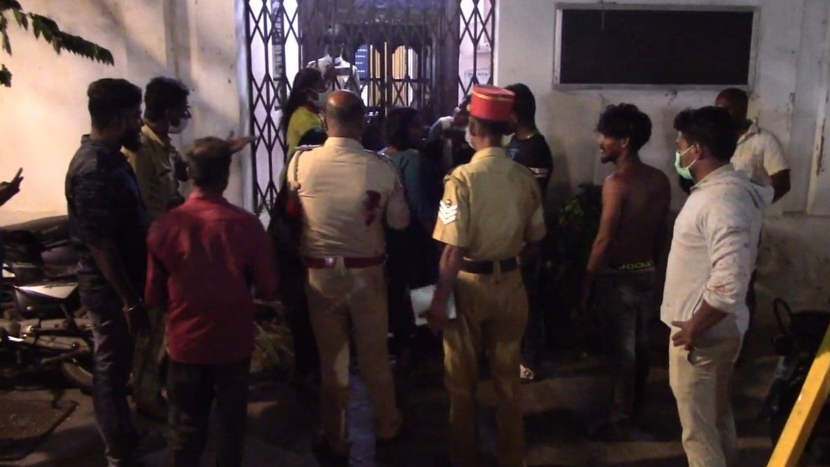 பெட்டிக்கடை வைப்பதில் தகராறு.. ‘Gang War’ சண்டையால் கலவர பகுதியாக மாறிய காவல் நிலையம் - நடந்தது என்ன?