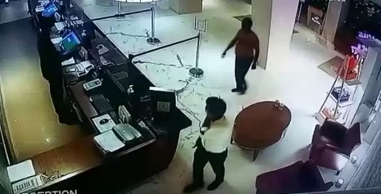 விடிய விடிய முழு போதை; காசு கட்டாமல் எஸ்கேப் ஆக முயற்சி; ஸ்டார் ஓட்டலை சூறையாடிய வக்கீலுக்கு காப்பு!