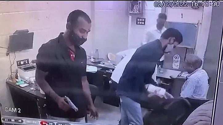 "பணத்த எடு இல்ல சுட்டுடுவேன்".. துப்பாக்கி முனையில் நடந்த கொள்ளை சம்பவம்: மும்பையில் அதிர்ச்சி!