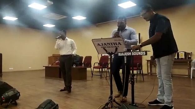 “என்னம்மா கண்ணு சௌக்கியமா” : போட்டி போட்டு பாடி அசத்திய போலிஸ் உயரதிகாரிகள்..  ஆரவாரமான அரங்கம் !