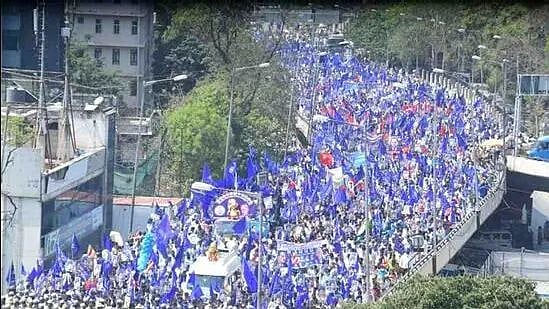 அம்பேத்கர் படத்தை அகற்ற சொன்ன நீதிபதி.. வீதியில் இறங்கிய தலித் அமைப்பினர்: கர்நாடகாவில் தொடரும் பதற்றம்!