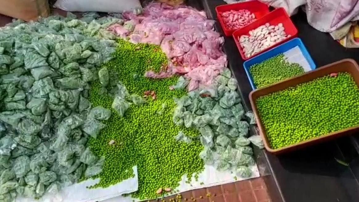 350 கிலோ ரசாயனம் கலந்த பட்டாணி.. அதிரடியாக பறிமுதல் செய்த அதிகாரிகள் : கோயம்பேடு சந்தையில் நடந்தது என்ன?