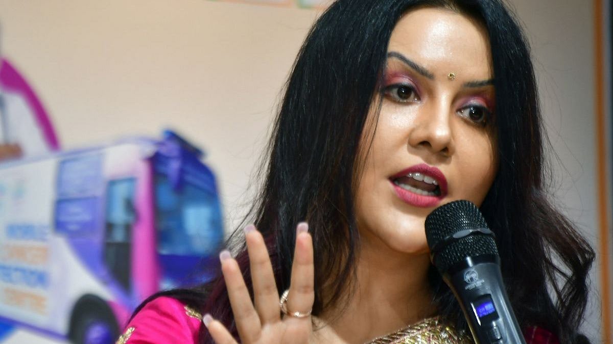 “விவாகரத்துக்கு போக்குவரத்து நெரிசல்தான் காரணம்?” : தேவேந்திர பட்னாவிஸ் மனைவியின் ‘ஷாக்’ ரிப்போர்ட் !