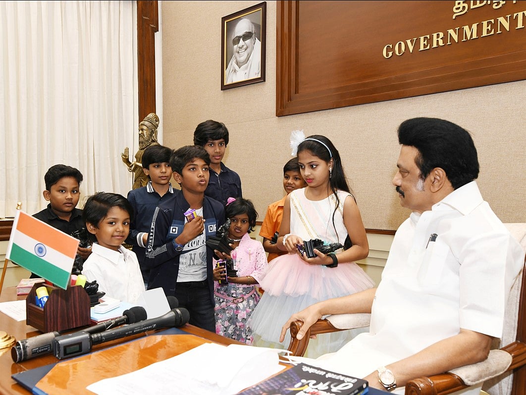 ‘பெரியார்.. மு.க.ஸ்டாலின்’ வேடமிட்டு சங்கிகளை சம்பவம் செய்த குழந்தைகளை நேரில் அழைத்து பாராட்டிய முதல்வர்!