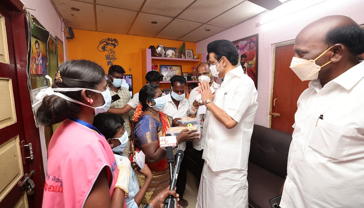மக்களைத்தேடி மருத்துவம்: பயனாளியின் வீட்டுக்கே சென்று மருந்து பெட்டகம் வழங்கிய முதலமைச்சர் மு.க.ஸ்டாலின்!