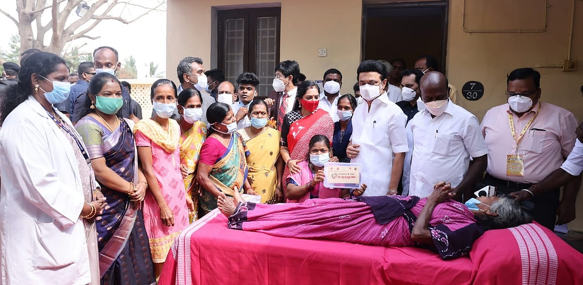 மக்களைத்தேடி மருத்துவம்: பயனாளியின் வீட்டுக்கே சென்று மருந்து பெட்டகம் வழங்கிய முதலமைச்சர் மு.க.ஸ்டாலின்!