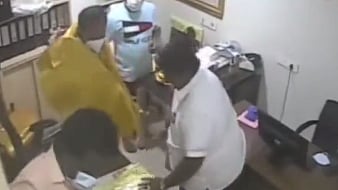 “மாம்பழம் ஜெயிக்காது.. உதயசூரியன் சின்னம் கொடுங்க” : தோல்வி உறுதியானதால் சரண்டரான பா.ம.க வேட்பாளர்! #CCTV