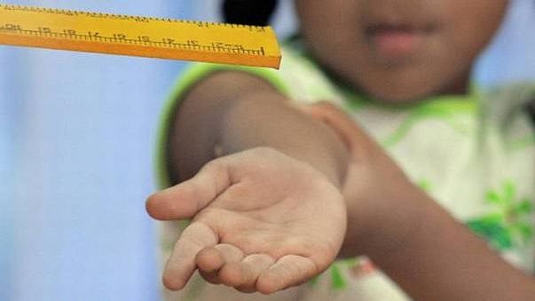 அனுமதியின்றி இயற்கை உபாதை கழிக்கச் சென்ற 10ஆம் வகுப்பு மாணவன்.. ஆசிரியரின் கொடூர தண்டனை!