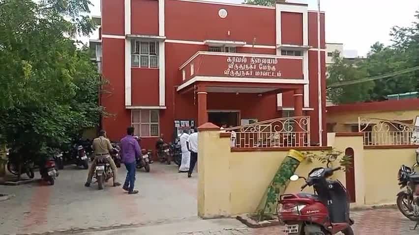 சுண்டு விரலை கடித்த அண்ணன்.. ஆத்திரத்தில் மண்வெட்டியால் வெட்டி கொலை செய்த தம்பி: விசாரணையில் பகீர்!