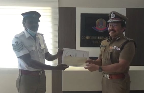 ”என்ன உதவினாலும் கேளுங்க.. இந்த சிக்னல்லதான் இருப்பேன்” - மூதாட்டிக்கு காலணி அணிவித்த டிராபிக் போலிஸ்!