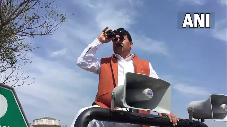 ஷிஃப்ட் போட்டு EVM இருக்கும் அறையை பைனாகுலரில் நோட்டமிடும் சமாஜ்வாதி வேட்பாளர்; உ.பியில் ருசிகரம்!