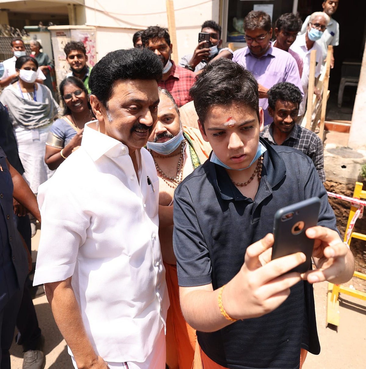 சென்னையில் மழைநீர் வடிகால் பணிகள்: நேரில் ஆய்வு செய்த முதலமைச்சருடன் செல்ஃபி எடுத்து மகிழ்ந்த பொதுமக்கள்!