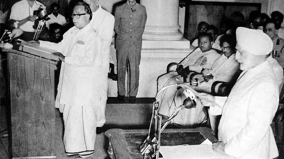 1967 மார்ச் 6 : தி.மு.க முதன்முறையாக ஆட்சியைக் கைப்பற்றி, பேரறிஞர் அண்ணா முதல்வராக பதவியேற்ற நாள் இன்று !