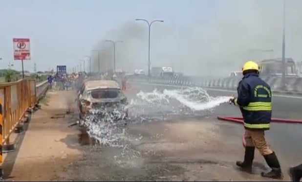 திடீரென பற்றி எரிந்த கார்; மாதவரம் அருகே நெடுஞ்சாலையில் பரபரப்பு; நடந்தது என்ன?