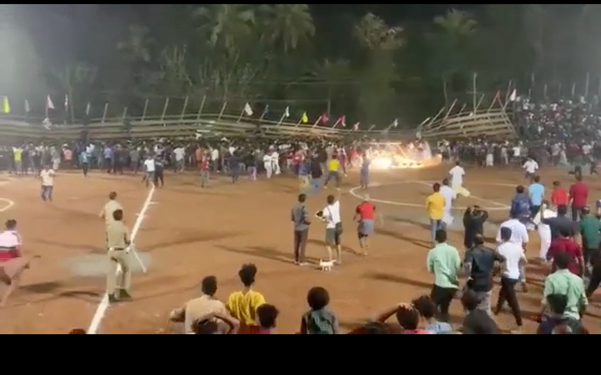 பாரம் தாங்காமல் சரிந்த கால்பந்து மைதான கேலரி; 100க்கும் மேற்பட்டோருக்கு காயம்; கேரளாவில் பகீர் சம்பவம்!