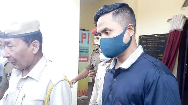 துப்பாக்கியால் கர்ப்பிணி மனைவியை சுட்டு கொன்ற போலிஸ்.. மதுபோதையில் நடந்த கொடூரம் !