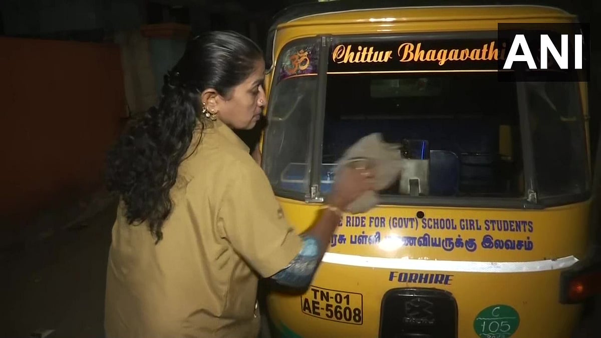 இரவில் முதியோர் - பெண்களுக்கு இலவசம்.. பெண் ஆட்டோ ஓட்டுநர் அசத்தல் - குவியும் பாராட்டு!