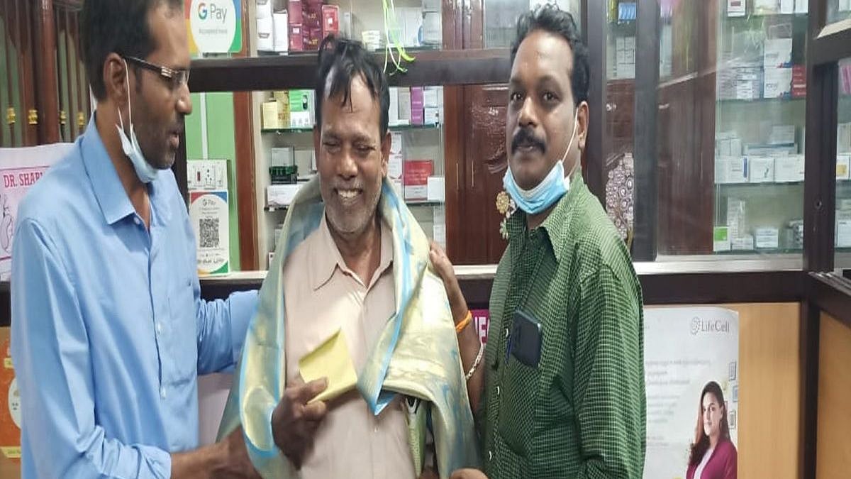 வங்கிக்குச் செல்லும்போது தவறவிட்ட ரூ. 50 ஆயிரம்.. தேடிச்சென்று உரிமையாளரிடம் ஒப்படைத்த ஆட்டோ ஓட்டுநர்!