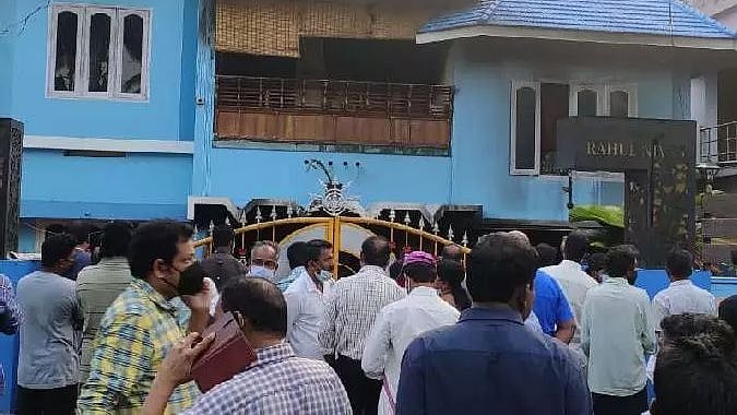 திடீரென தீப்பற்றி எரிந்த வீடு... ஒரே குடும்பத்தைச் சேர்ந்த 5 பேருக்கு நேர்ந்த துயரம் - நடந்தது என்ன?