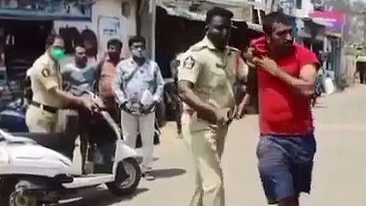 ‘முகக்கவசம் எங்கே..?’ : வாகனத்தில் வந்த நபரை அடித்து இழுத்துச் சென்ற ஆந்திரா போலிஸ் - பகீர் சம்பவம் !