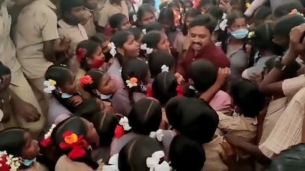 ப்ளீஸ் சார் போகாதீங்க.. கற்றுக்கொடுத்த ஆங்கிலப் பாடலை பாடி ஆசிரியருக்கு பிரியாவிடை - நெகிழ்ச்சி சம்பவம்!