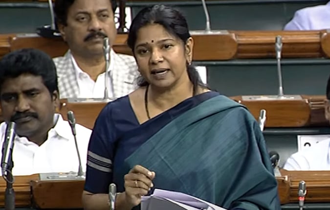 “குழந்தைகளுக்கு உணவளிக்கவே திண்டாடும் நிலை.. 3 வேளையும் சட்னி அரைத்தே சாப்பிட முடியுமா?” : கனிமொழி MP!