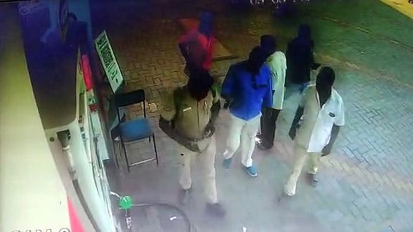 சீருடையில் இருந்த போலிஸ் மீது தாக்குதல்.. குடிபோதையில் எல்லை மீறியவர்களை தட்டித்தூக்கிய போலிஸ்!