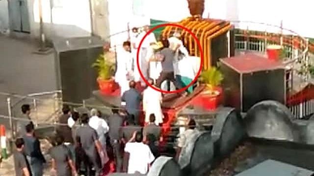 பீகார் முதல்வர் நிதிஷ்குமாரை தாக்க முயன்ற வாலிபர் கைது.. சொந்த கிராமத்தில் நடந்தது என்ன?