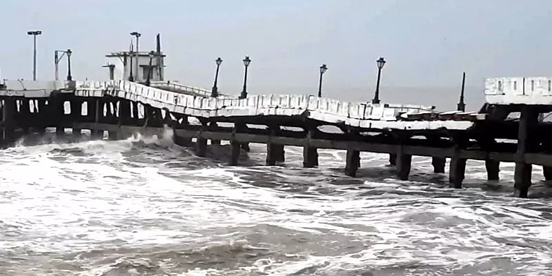 60 ஆண்டுகள்.. 100 படங்கள்.. இடிந்து விழுந்தது காதலர்களுக்கு உதவிய பழைய துறைமுக பாலம் !