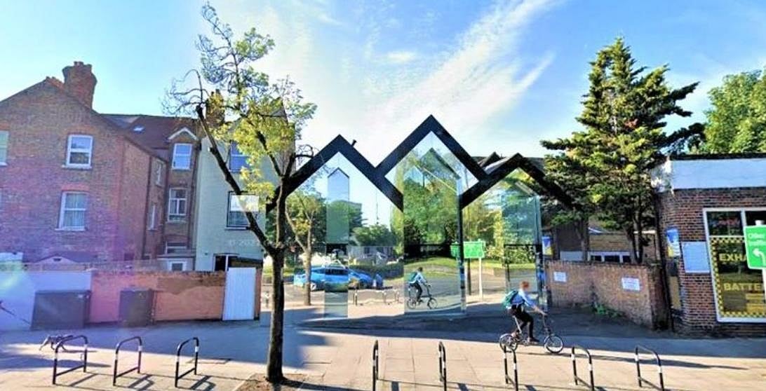 “வீடு இருக்கும்.. ஆனா கண்ணுக்குத் தெரியாது” : தெருவில் போவோரை அசரவைக்கும் அதிசய வீடு! #5in1_World