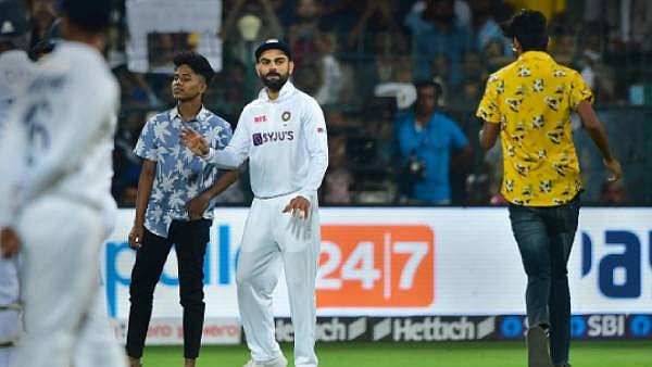 “பாசமாக பேசி அனுப்பிய கோலி.. ஆப்பு வைத்த போலிஸார்” : மைதானத்தில் புகுந்த ரசிகர்களுக்கு நடந்தது என்ன?