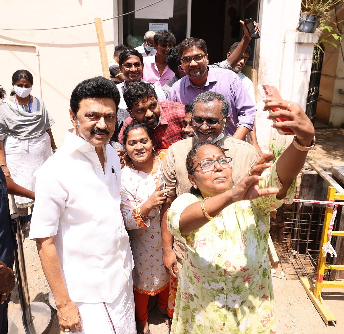 சென்னையில் மழைநீர் வடிகால் பணிகள்: நேரில் ஆய்வு செய்த முதலமைச்சருடன் செல்ஃபி எடுத்து மகிழ்ந்த பொதுமக்கள்!