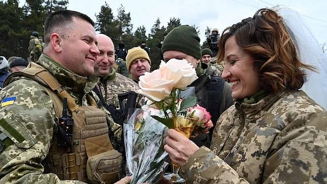 போர்க்களத்தில் திருமணம்... குண்டுமழைக்கு இடையே உக்ரைன் ராணுவ ஜோடியின் நெகிழ்ச்சி தருணம்!