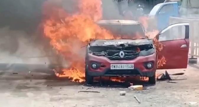 திடீரென பற்றி எரிந்த கார்; மாதவரம் அருகே நெடுஞ்சாலையில் பரபரப்பு; நடந்தது என்ன?