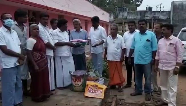 மரக்காணத்தில் மின்கசிவால் தீ விபத்துக்குள்ளான ஓய்வுபெற்ற ஆசிரியர் வீடு; தேடிச்சென்று உதவிய திமுக நிர்வாகி
