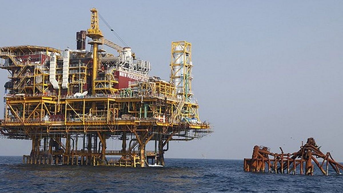 கச்சா எண்ணெய் விலை குறைந்த போதும், பெட்ரோல் - டீசல் விலை உயர்வது ஏன்? : வல்லுநர்கள் கூறுவது என்ன?