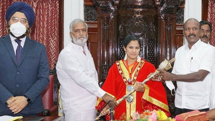 சென்னை மேயர் அணியும் தங்க நகை.. சிவப்பு அங்கி.. செங்கோல் குறித்த வரலாறு.. சில சுவாரஸ்ய தகவல் இதோ!