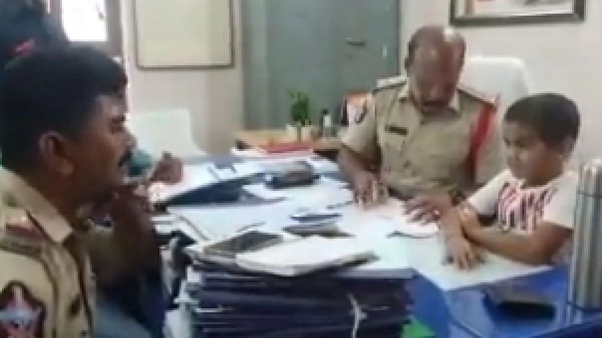 “சார் ஸ்கூலுக்கே போக முடியல.. சீக்கிரம் ஆக்ஷன் எடுங்க” : காவல்நிலையத்தில் புகார் கொடுத்த 6 வயது சிறுவன்!