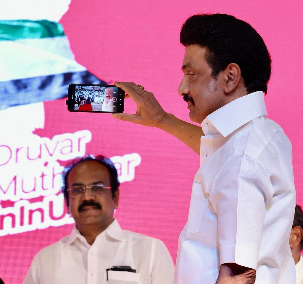 “நானே செல்ஃபி எடுக்குறேன்” : அமீரக வாழ் தமிழர்களை மகிழ்ச்சியில் திக்குமுக்காடச் செய்த முதலமைச்சர்! 