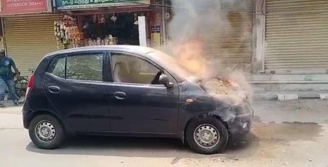 ஓடிக்கொண்டிருந்த போதே தீப்பற்றி எரிந்த கார்; அலறியடித்து ஓடிய ஓட்டுநர்; ராயபுரத்தில் பரபரப்பு!
