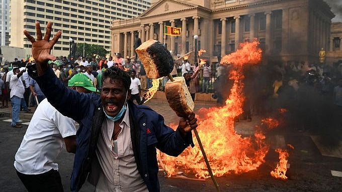 “ஒரு ஆப்பிள் ₹150.. இனி எப்படி எங்களால் வாழ முடியும்”: இலங்கை அதிபர் மாளிகையில் வெடித்த மக்கள் போராட்டம்!